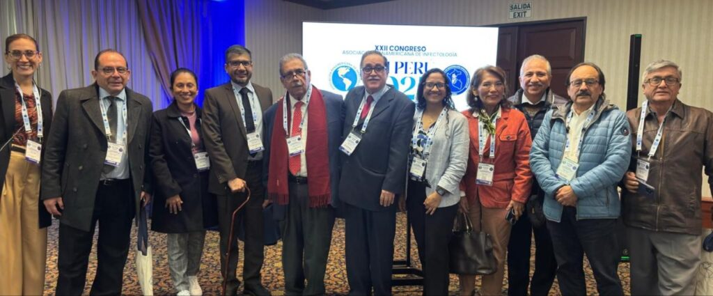 El congreso rindió un merecido reconocimiento al Dr. Humberto Álvarez Bianchi, tercer director del IMTAvH, y a la Dra. Angélica Terashima, por su dedicación y valiosa contribución al Instituto y a la medicina tropical en el país.