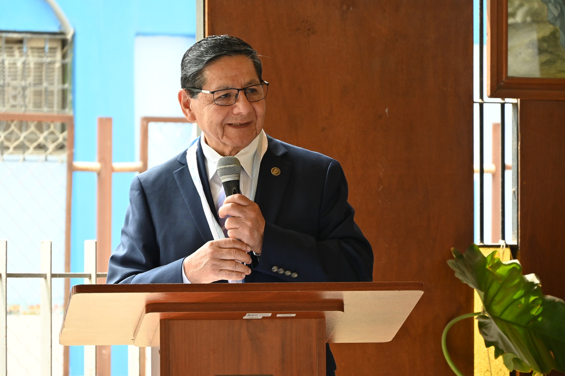 Reconocimiento al Dr. Alejandro Llanos Cuentas por su destacada trayectoria en la medicina peruana