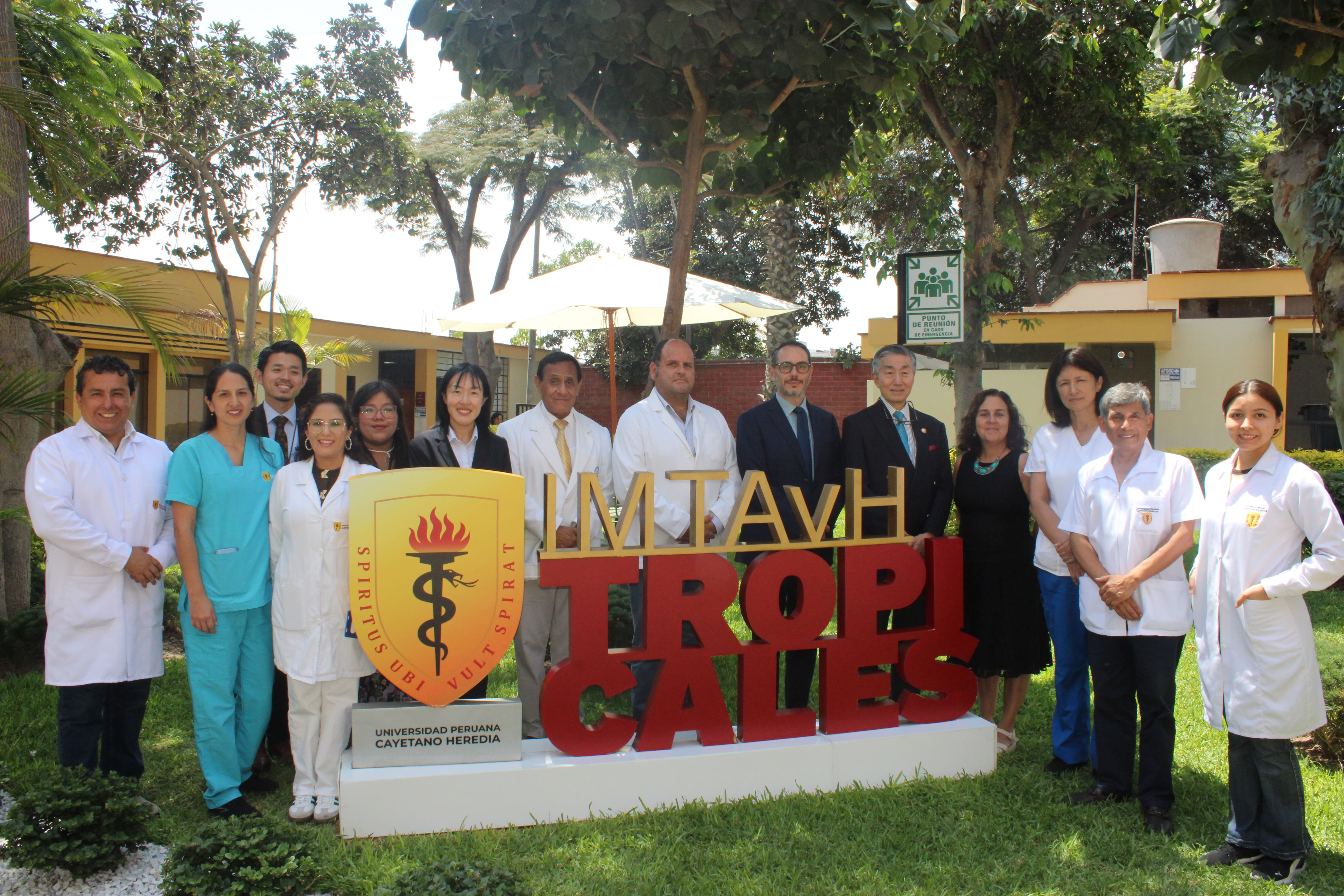 Delegación de la St. Marianna University School of Medicine visita el IMT AvH para fortalecer investigación en HTLV-1