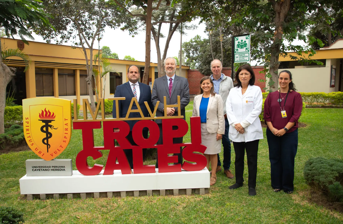 Embajador de Bélgica visitó el Instituto de Medicina Tropical Alexander von Humboldt