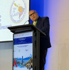 Dr. Eduardo Gotuzzo recibe reconocimiento internacional durante la conferencia LAHVIC 2026